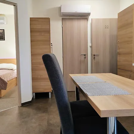 Dr. Strecker Apartment *